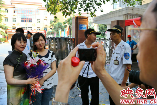 父親用手中的相機(jī)記錄下這重要的一刻。