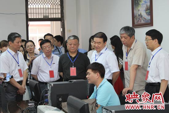 在評(píng)卷質(zhì)檢組,工作人員介紹說(shuō),今年有四級(jí)質(zhì)檢(即小組質(zhì)檢、題組質(zhì)檢、學(xué)科質(zhì)檢、省質(zhì)檢),確保嚴(yán)把質(zhì)量