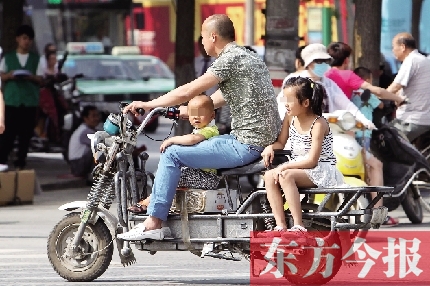 這樣帶著孩子，一個剎車，孩子就有可能摔下車