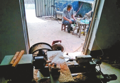 前邊是加工珠子的小車床,后邊正在拋光珠子。