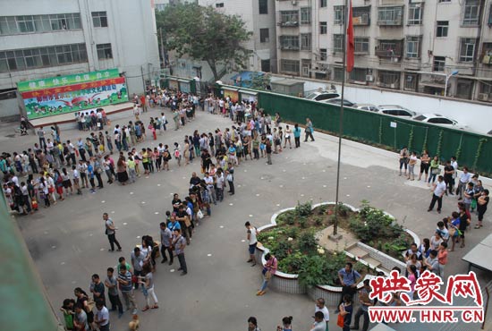 報(bào)名現(xiàn)場(chǎng)從一大早便已排起了長(zhǎng)龍。