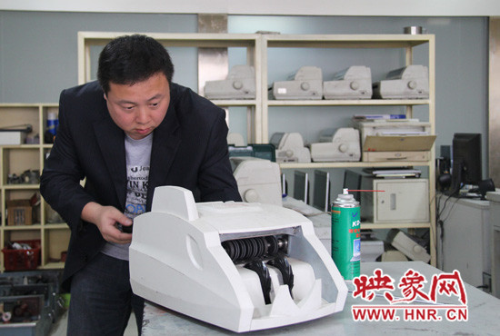 陸涌每天的工作就是和機(jī)器“談心”、發(fā)現(xiàn)故障、修好它們。