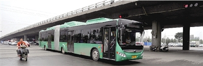 昨日上午，一輛B3快速公交測(cè)試車行駛在西三環(huán)的線路上。