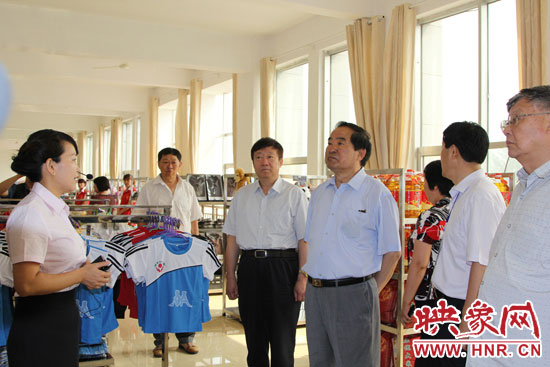 與會領(lǐng)導(dǎo)實(shí)地考察林州基層慈善組織建設(shè)情況 與會領(lǐng)導(dǎo)實(shí)地考察林州基層慈善組織建設(shè)情況