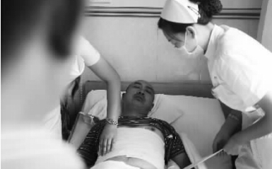 昨天，鄭州市第一人民醫(yī)院，被打傷的鄭州管城區(qū)執(zhí)法隊(duì)員唐建偉在接受治療。