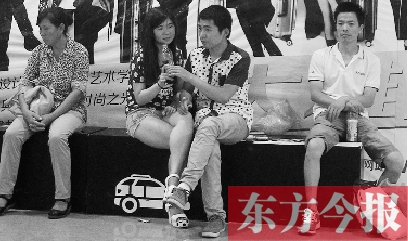 昨天，火車站地一大道納涼點已有許多市民坐在商場的椅子上乘涼