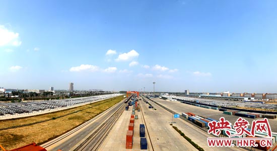 鄭州鐵路集裝箱中心站內(nèi)，滿載貨物的國際班列從這里開出。段晉哲/攝