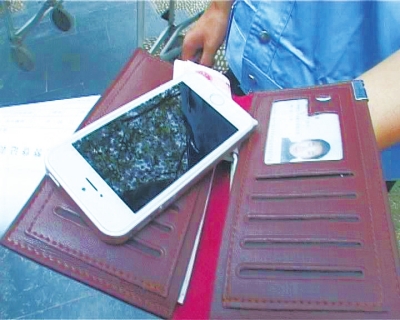 錢包里裝了5000來(lái)塊錢，懷里揣著最新的蘋(píng)果5S“土豪金”手機(jī)