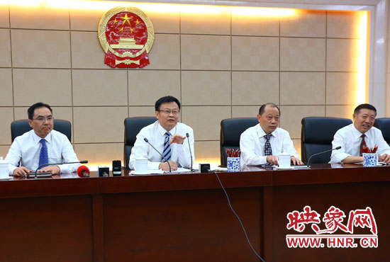 專題詢問會(huì)結(jié)束后，省人大組織召開記者提問會(huì)。