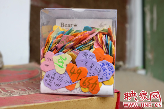 王書佳的床邊放著一個(gè)玻璃瓶子，里面是521顆紙心，是生日的時(shí)候同宿舍的朋友送給她的。