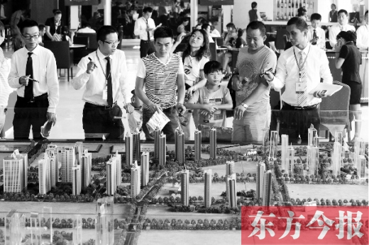 昨天上午，在鄭州市區(qū)一售樓部內(nèi)，看房的顧客比平時多了不少