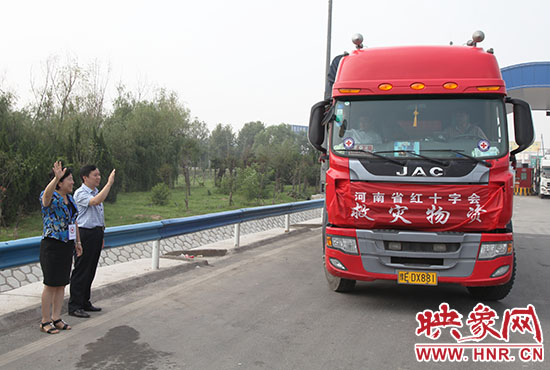 運(yùn)送救災(zāi)物質(zhì)的貨車出發(fā),奔赴災(zāi)區(qū)。