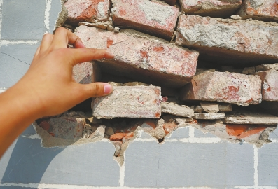 洛陽(yáng)一4層危樓直立丁字路口 行人路過心膽顫