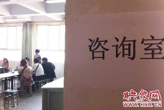 在金水區(qū)教體局設(shè)立的“復(fù)議”現(xiàn)場(chǎng)，家長(zhǎng)們提出了各式各樣的問(wèn)題。