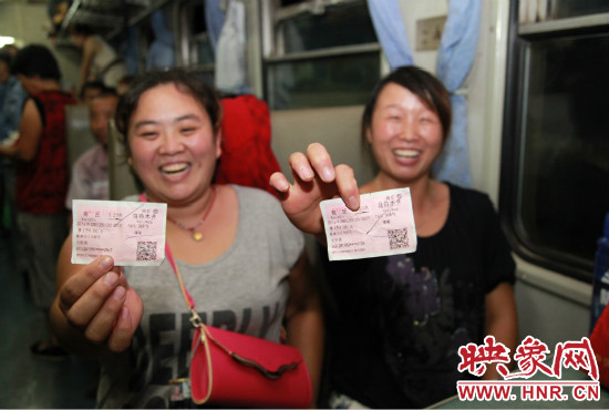 進(jìn)疆棉農(nóng)展示前往烏魯木齊的車票。