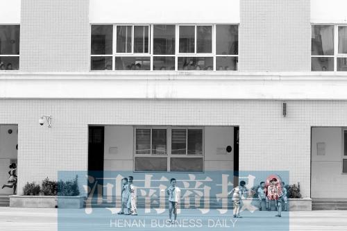 河南兩小學(xué)共用一校園 10個(gè)班同上體育課無法跑 河南兩小學(xué)共用一校園 10個(gè)班同上體育課無法跑