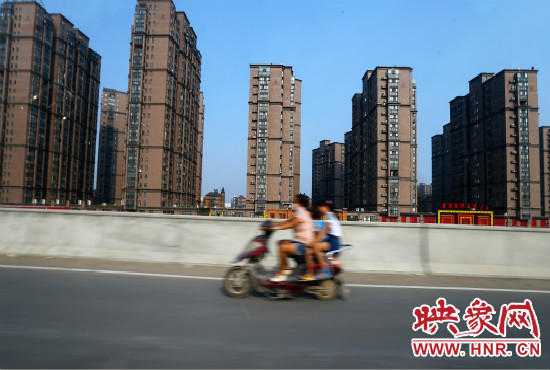 三環(huán)快速路開(kāi)通后，仍有一些電動(dòng)車違規(guī)上橋。