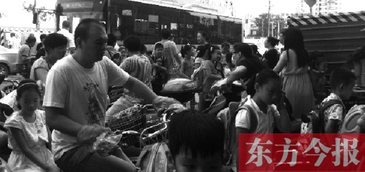 9月4日下午，文化路一小附近，大批陪讀家長接孩子。