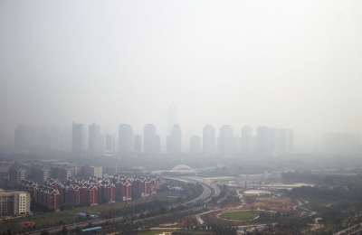 玉米秸稈煙淹了“大玉米”10月7日，霧霾籠罩下的鄭東新區(qū)CBD。