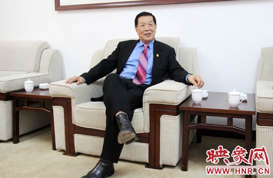 以精湛讀到的刑偵鑒識(shí)技術(shù)享譽(yù)國際的李昌鈺博士，被譽(yù)為“當(dāng)代福爾摩斯”。