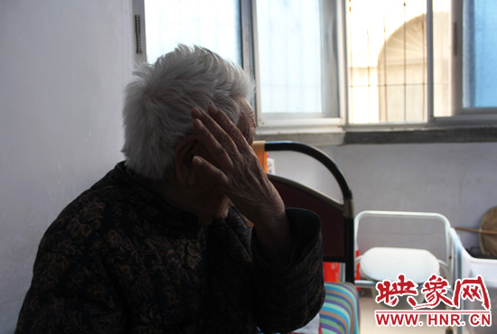說起敬老院要搬遷,老太太忍不住流眼淚。