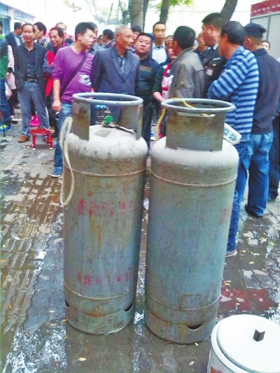 這兩個大塊頭沒事，眾人懸著的心平靜下來。