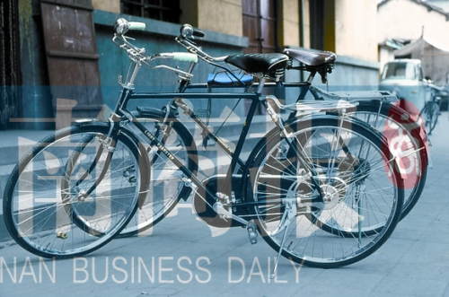 自行車是那時最時髦的交通工具，路邊清一色是“飛鴿牌”