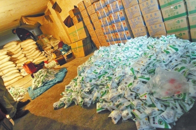 大袋的飼料添加劑氯化鈉經(jīng)過仿冒加工，就變成了小袋的食用碘鹽。