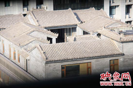 這座建筑里面的裝修奢華考究，門(mén)窗和吊頂均為紅木。