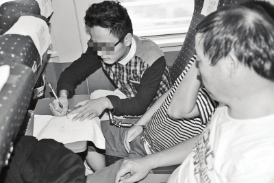 泌陽警方打掉特大電信詐騙團(tuán)伙 從廣東押回嫌犯92人 泌陽警方打掉特大電信詐騙團(tuán)伙 從廣東押回嫌犯92人