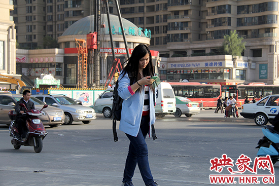 邊看手機(jī)邊走路 邊看手機(jī)邊走路