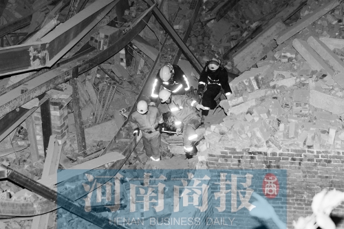 昨晚8點30分，消防員從廢墟中救出一名被埋者