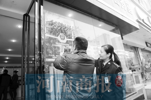 市民正在掃描二維碼，加關(guān)注