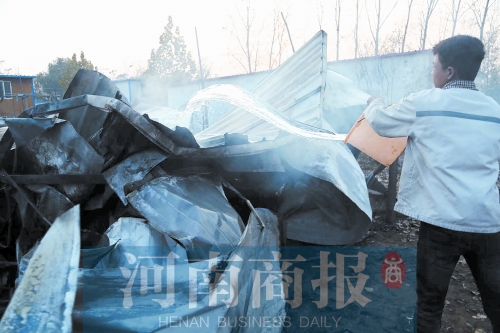 還有零星的火苗沒滅，有人在拿水澆