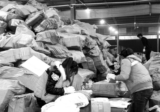 “雙十一”過后快遞業(yè)迎來投遞高峰，鄭州一家快遞公司網(wǎng)點內(nèi)，快遞堆積如山，分揀員24小時不間斷工作