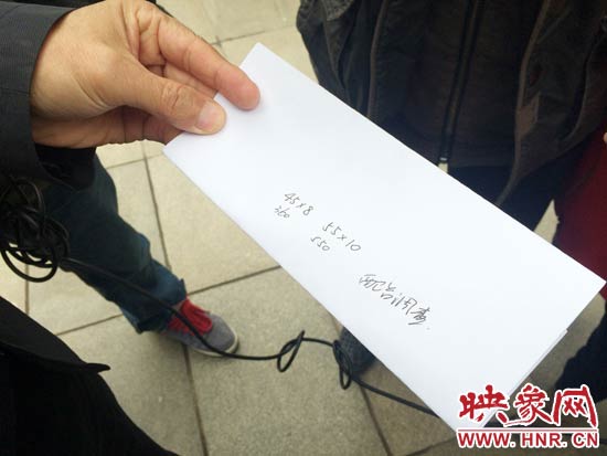 經(jīng)過(guò)初步測(cè)量，河南省人民會(huì)堂主樓的違法廣告牌面積為910平米。