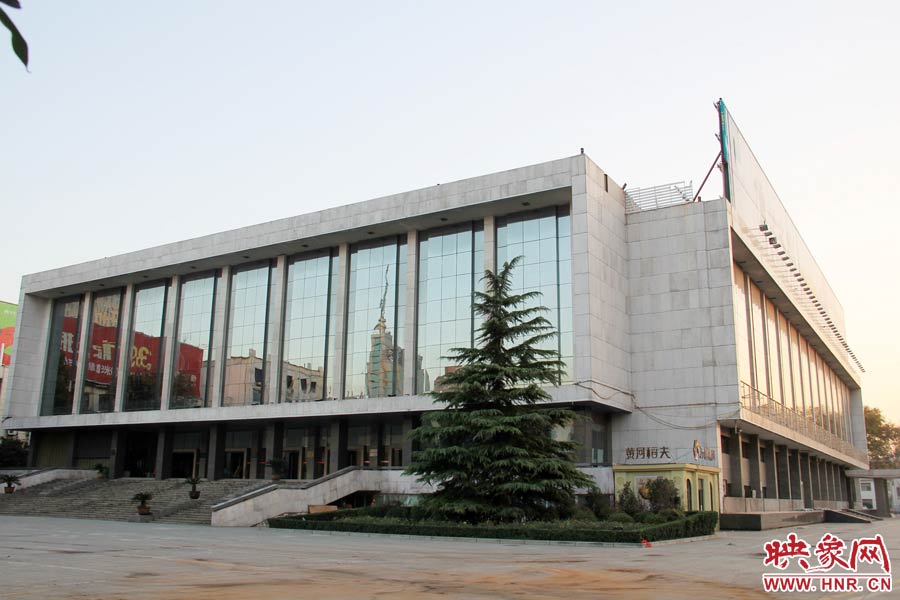 省人民會堂樓頂西側(cè)的廣告牌已經(jīng)全部拆除完畢，現(xiàn)場的施工人員和機(jī)械設(shè)備已經(jīng)全部撤離。