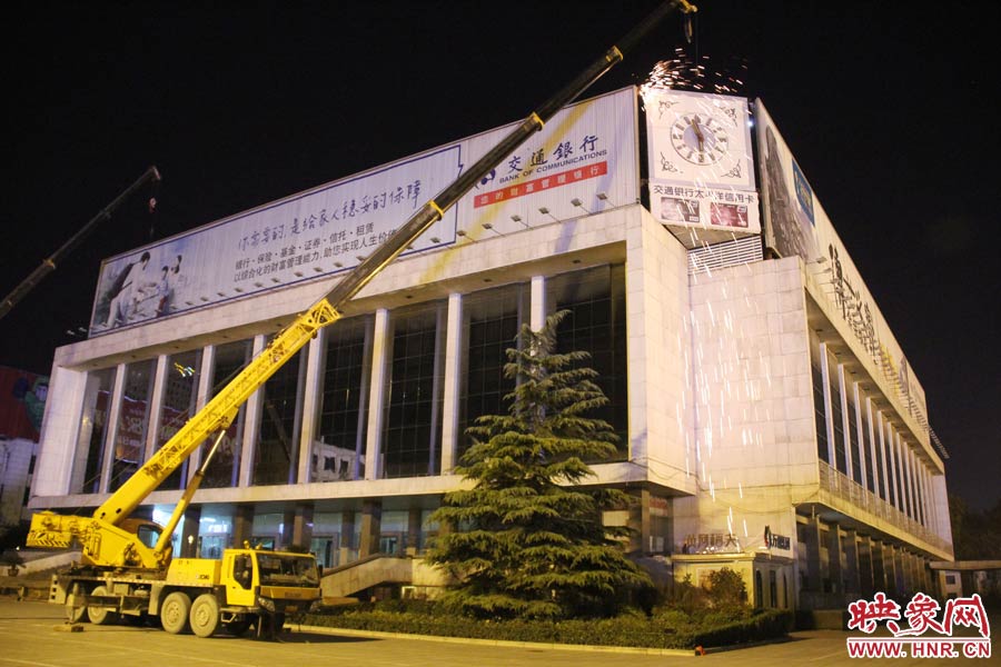 21點(diǎn)50分，切割機(jī)開始對中間最小的一塊牌進(jìn)行切割。頂著“呼呼”的寒風(fēng)，巨大廣告牌上火花四濺。