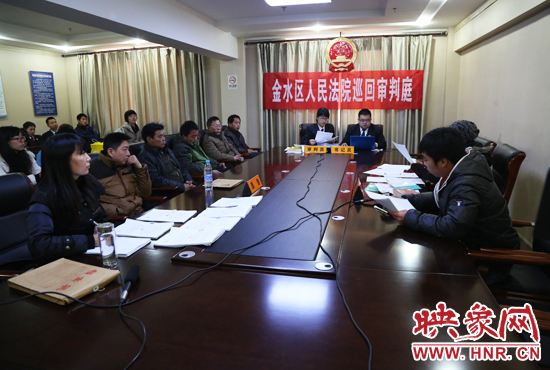 12月2日上午9點，鄭州市金水區(qū)法院將法庭搬到了經(jīng)八路辦事處，并案審理了這6起勞務糾紛案件。