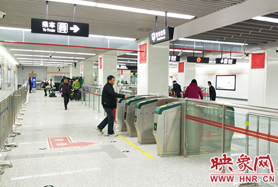 進站處也沒有工作人員。