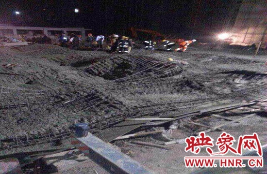 圖為事故現(xiàn)場(chǎng)情況，當(dāng)?shù)厝罕姽﹫D。