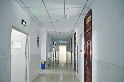 像這樣的攝像頭，宿舍樓里每層安裝了7個(gè)。