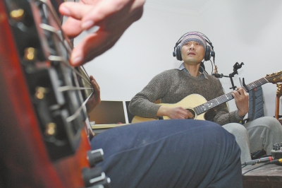 抱著吉他撥弄琴弦，子芙唱著自己的音樂。