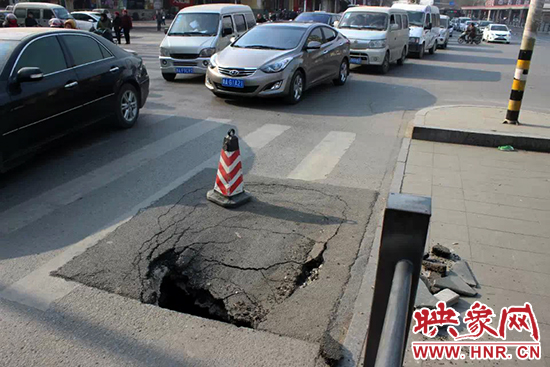 南陽路農業(yè)路出現(xiàn)深坑，近看是因為瀝青充當窨井蓋所致