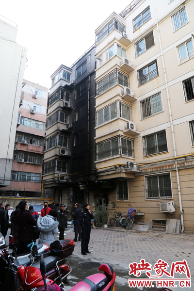 從一樓到六樓的外墻一片漆黑。