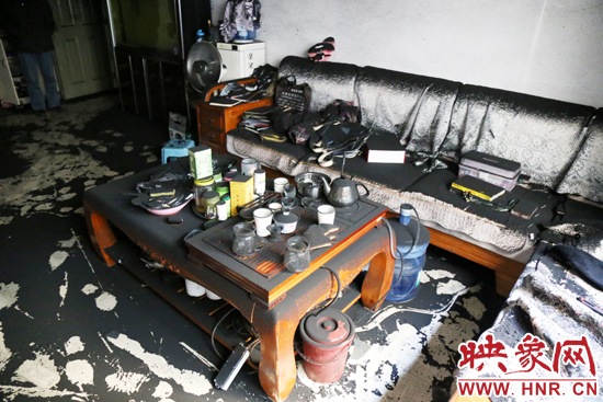 一樓住戶的家中到處都是黑煙灰兒，無法居住。