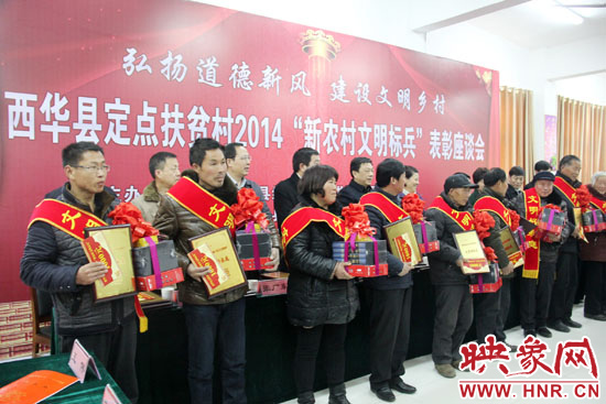 活動現(xiàn)場，領(lǐng)導(dǎo)們向獲得“文明好家庭”、“文明好孝賢”、“文明好青年”、“文明好媳婦”、“文明好學(xué)生”