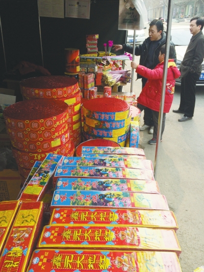 一家鞭炮攤兒前，只有少數(shù)人駐足購買。
