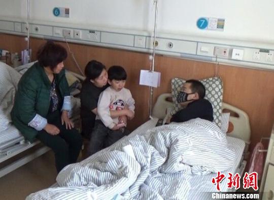 　一家4口在病房里團(tuán)聚過年。