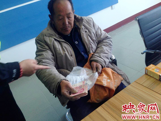 在把老人帶回駐地后，老人竟又從身上掏出幾千元現(xiàn)金要塞給民警。